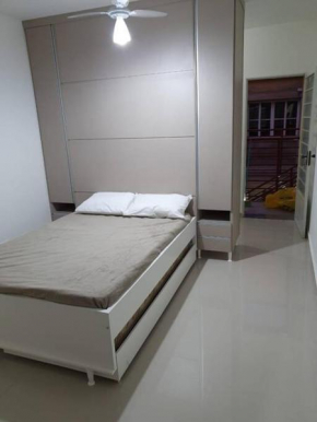 Local acomoda um casal e mais um, próximo ao sesc